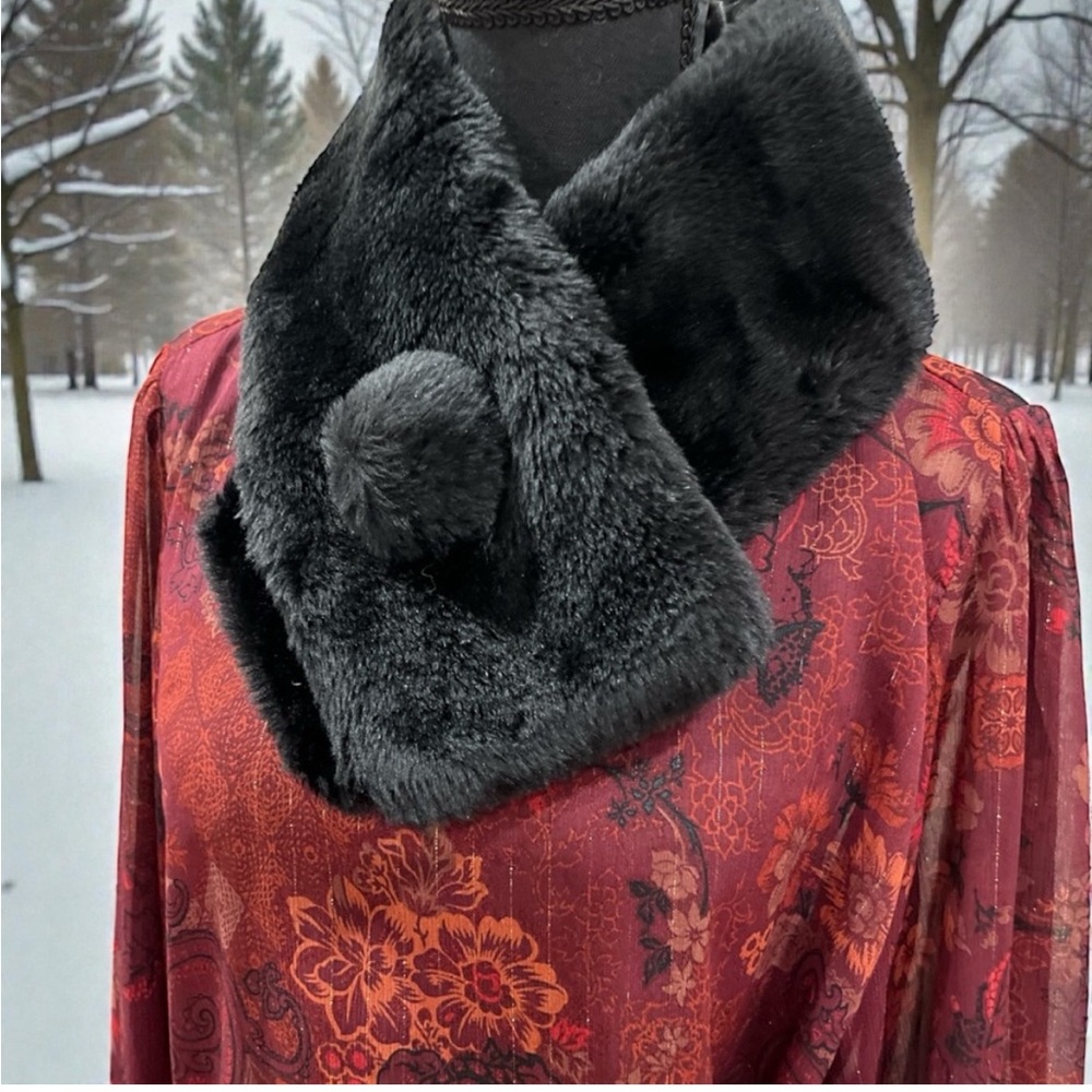 NWOT Dennis Basso Black Fur Neck Wrap Satin Lined Large Fur Ball Closure
